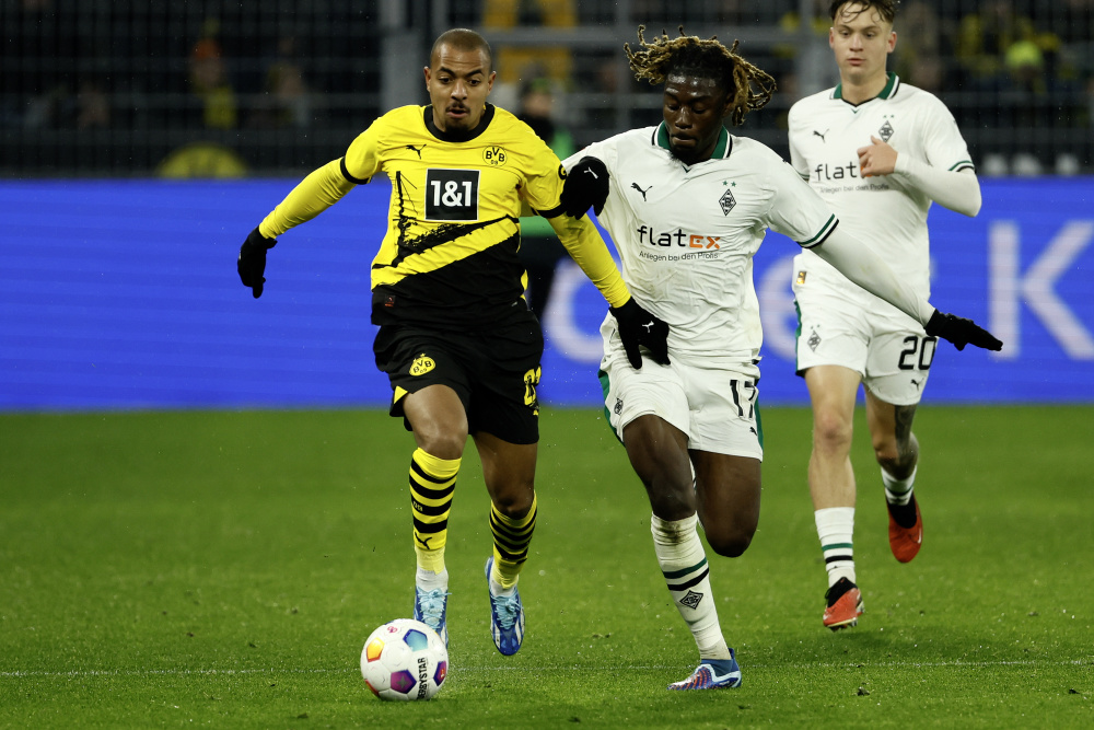 关于门兴格拉德巴赫客场逆袭，实现精彩逆袭的信息