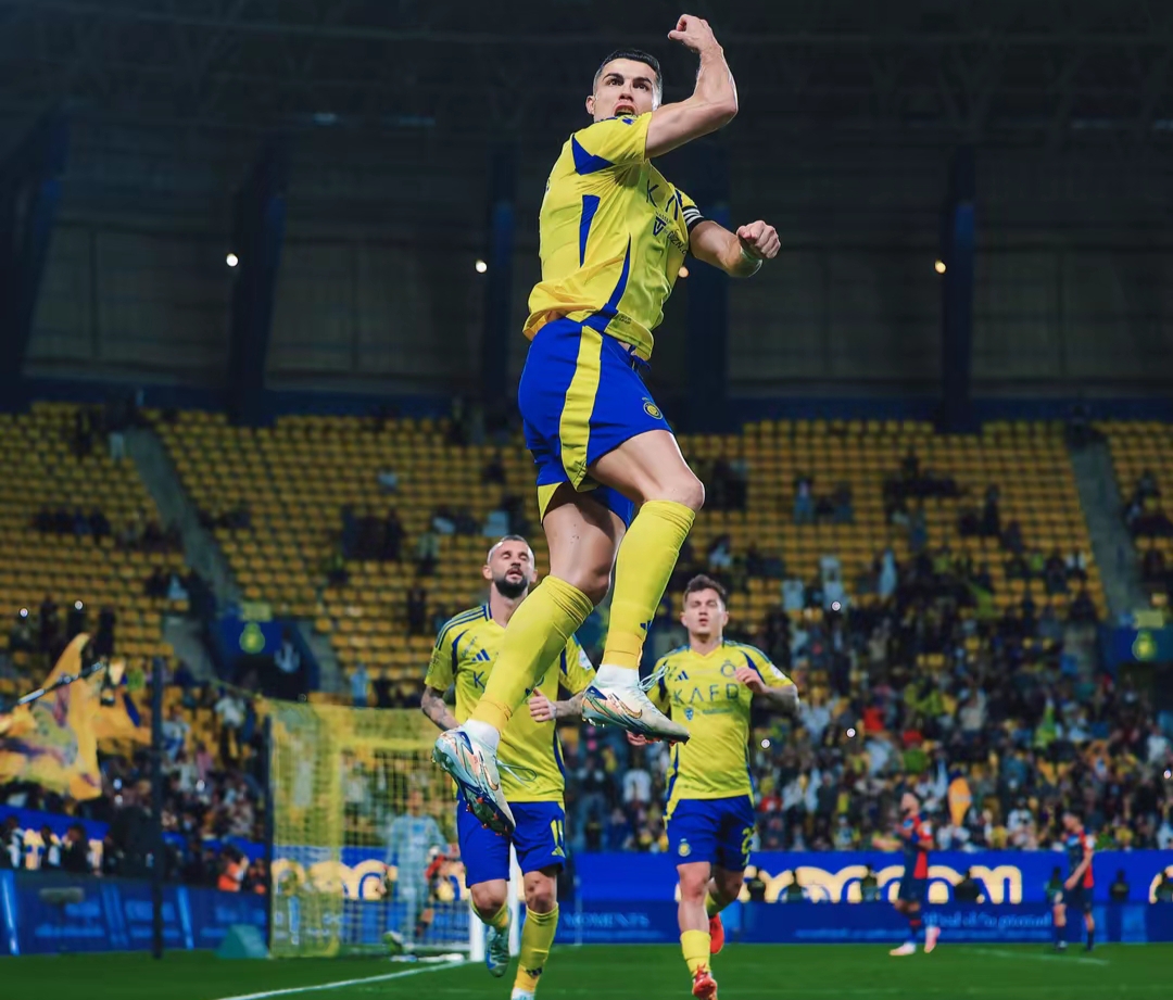 沙尔克球队再次登上比赛巅峰，取胜对手